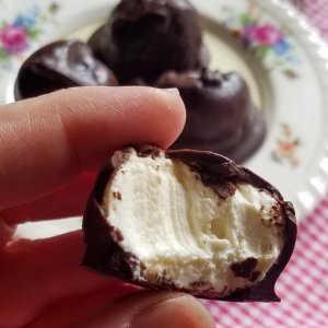 no bake cheesecake balls covered in chocolate