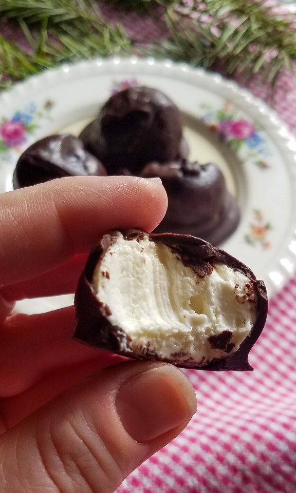 no bake cheesecake balls covered in chocolate