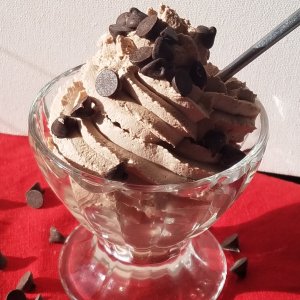 4 ingredient keto chocolate mousse with chocolate chips