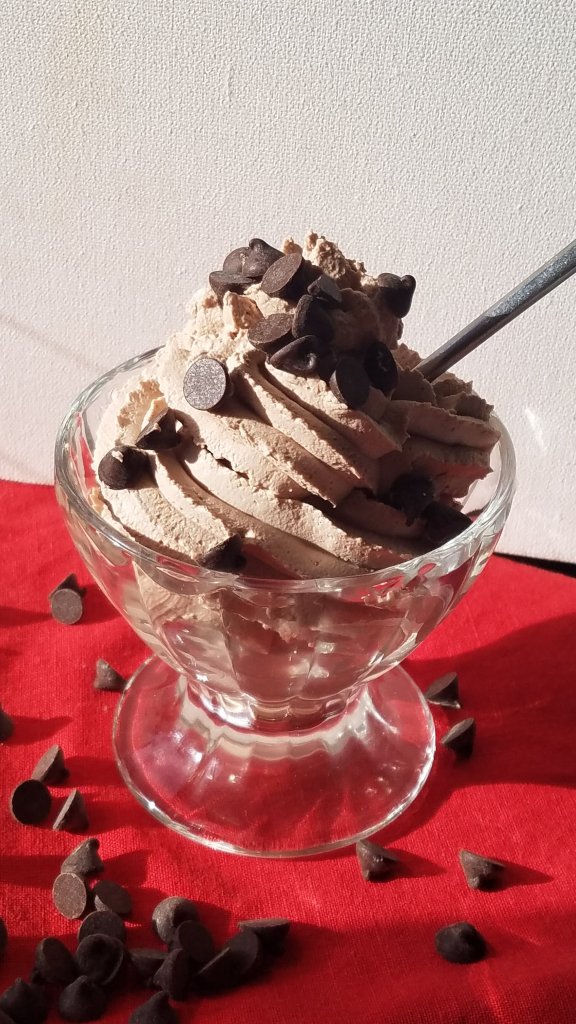 4 ingredient keto chocolate mousse with chocolate chips