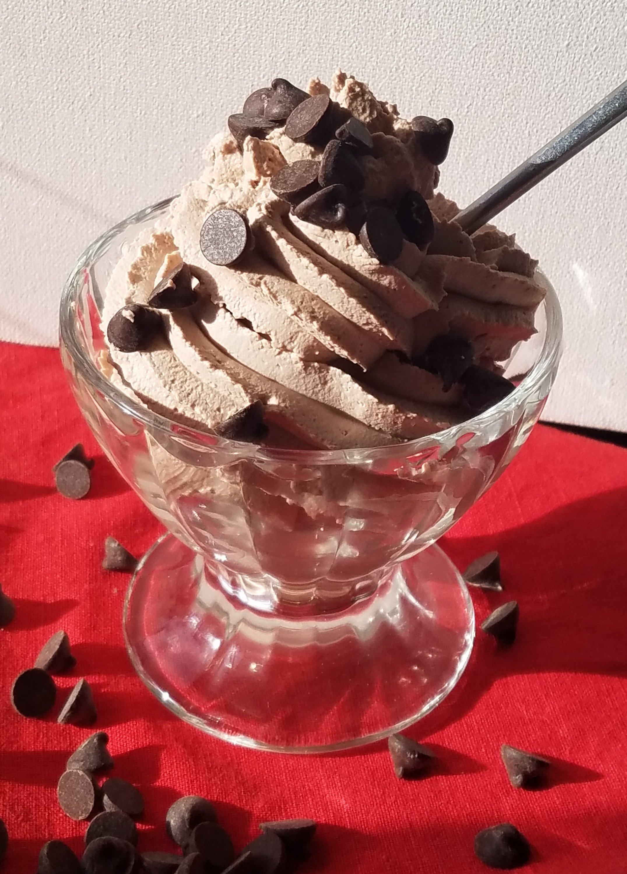 4 ingredient keto chocolate mousse with chocolate chips