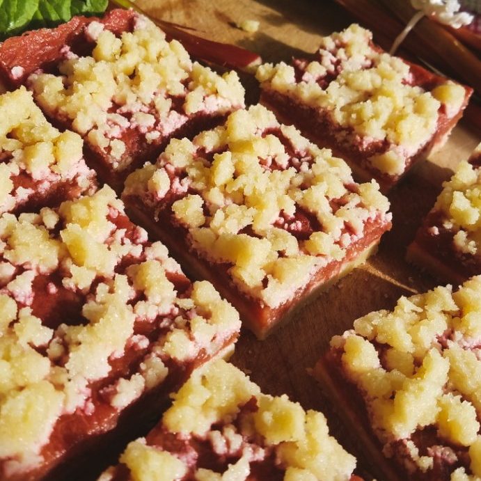 keto rhubarb crumble bars