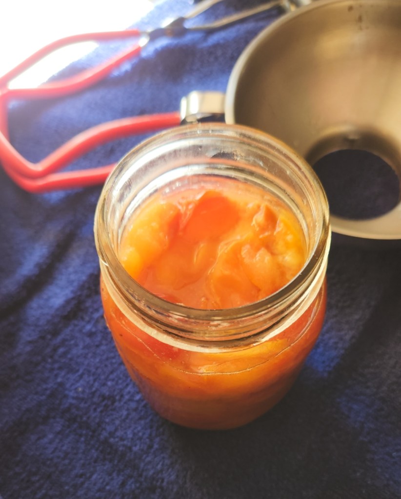 Prepare jars filled to the bottom of the threaded rim