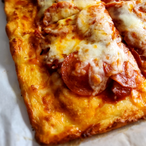 The best gluten free keto friendly pizza close up picture.