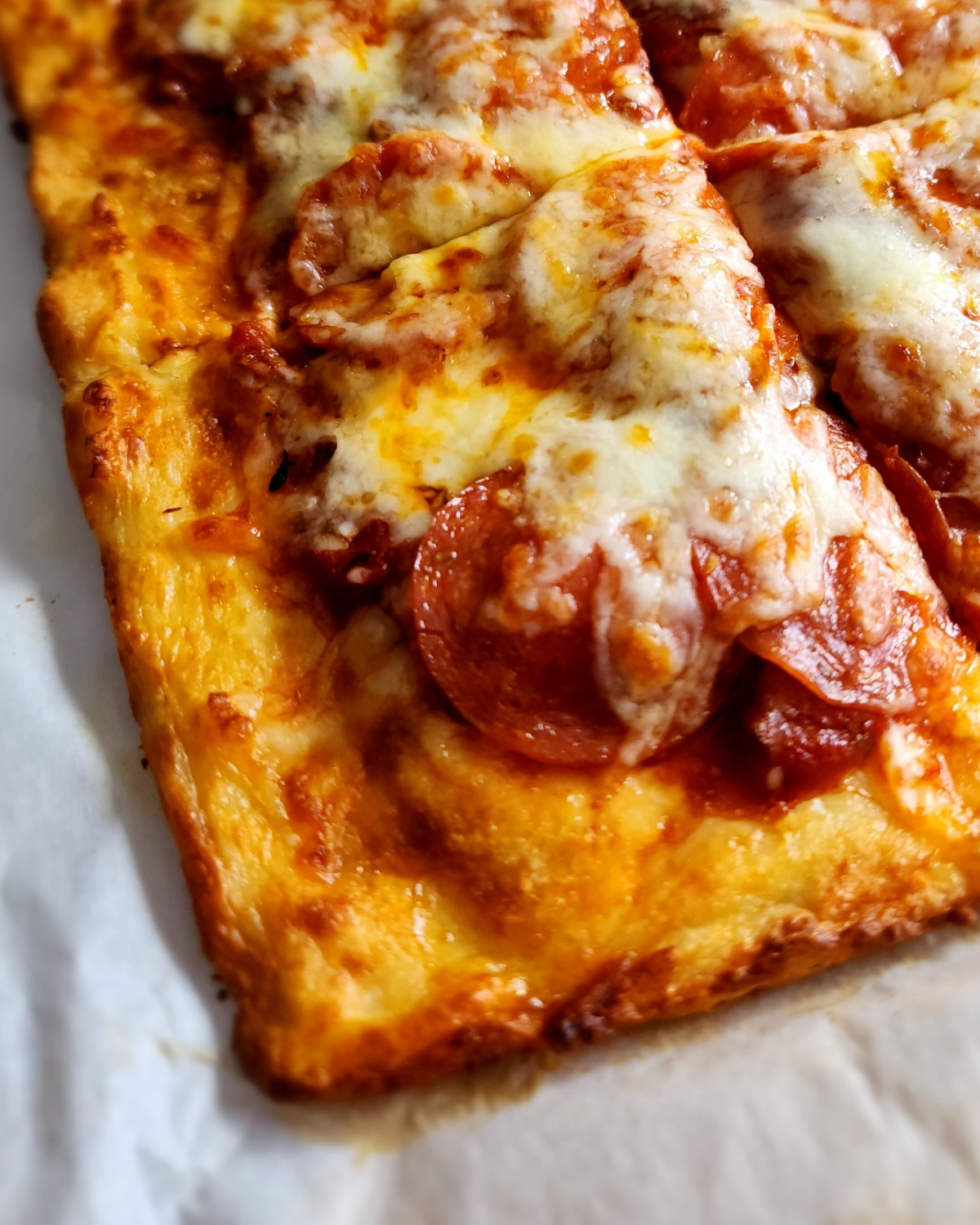 The best gluten free keto friendly pizza close up picture.