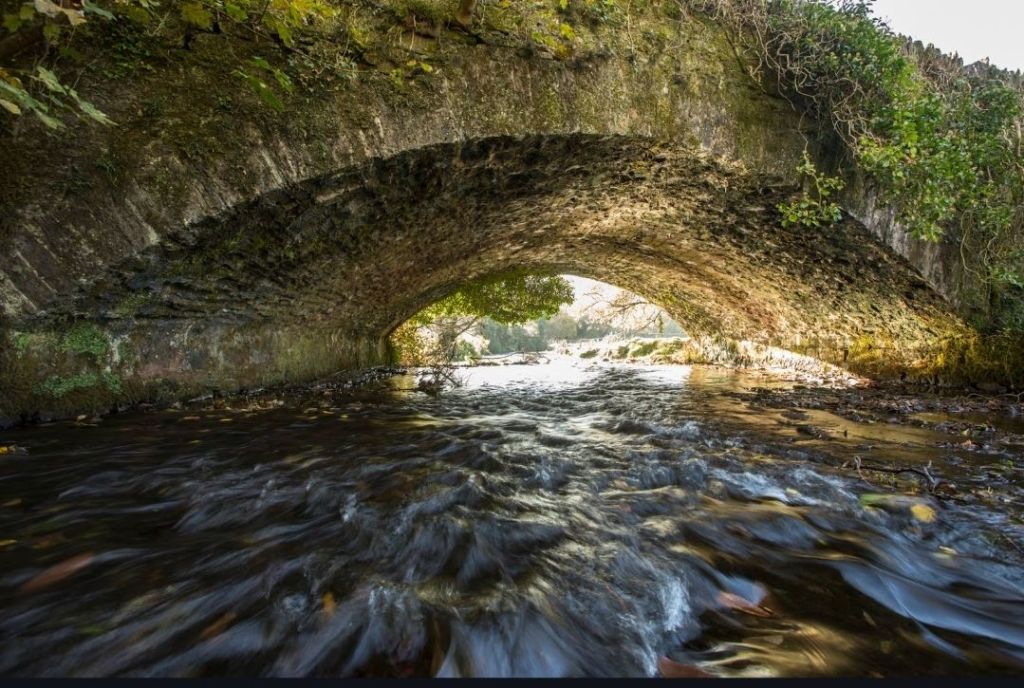 Picture of the dungarney river in ireland.