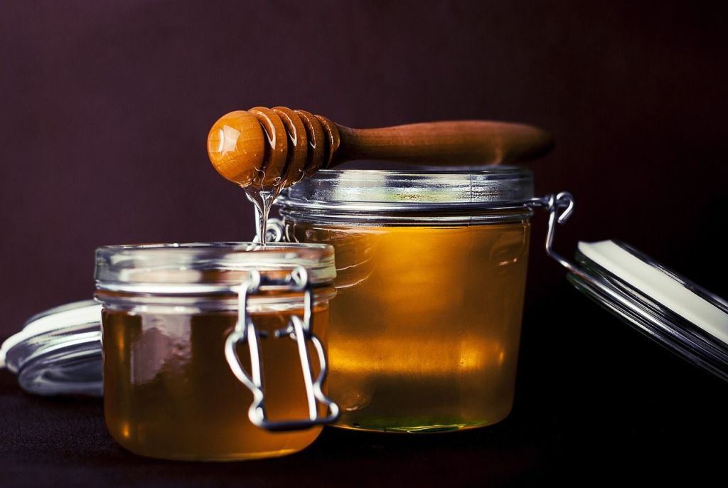 Real honey into jars.