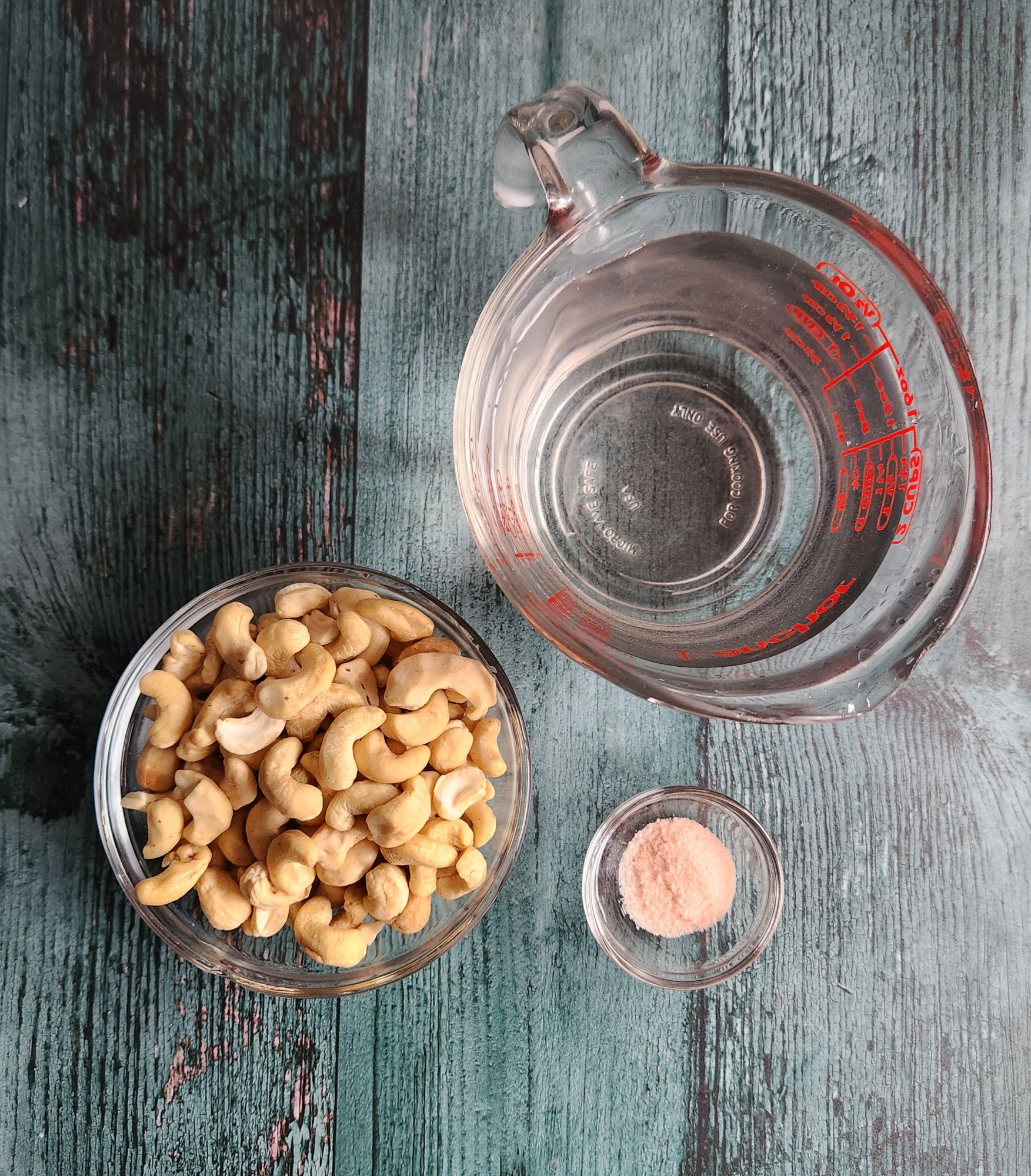 Ingredients needed to make cashew milk.