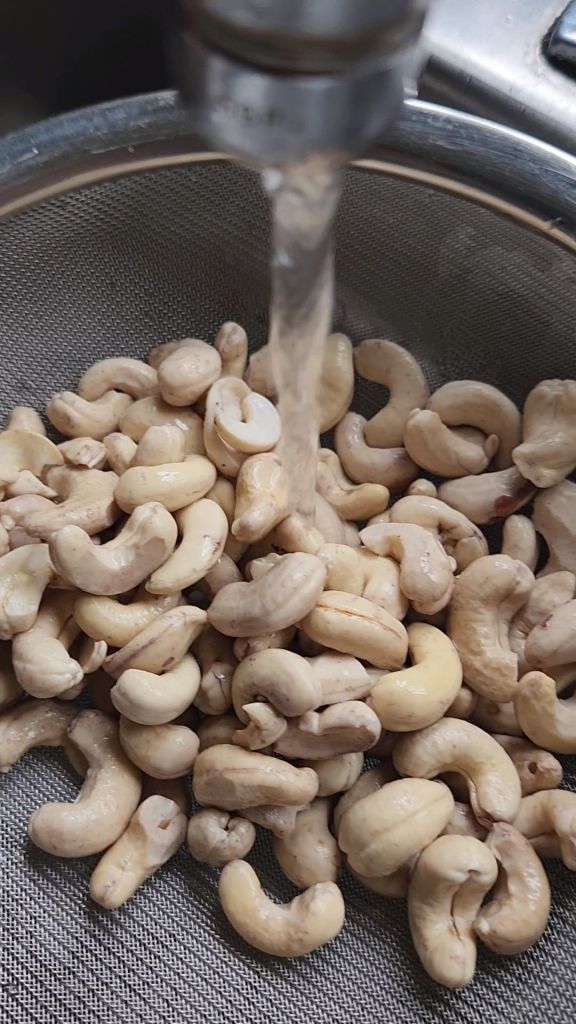 Rinsing silk cashews with fresh water.