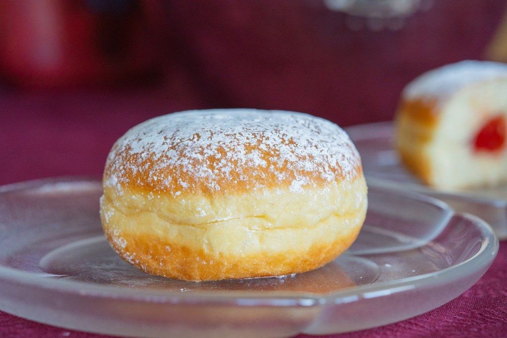 Olykoeks with powdered sugar.