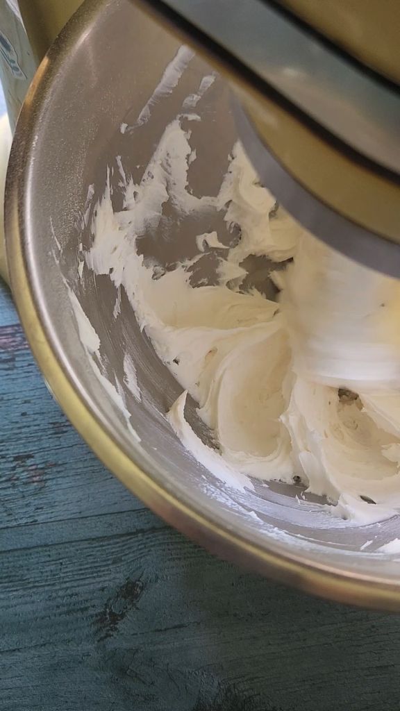 easy dairy-free low carb buttercream frosting recipe.