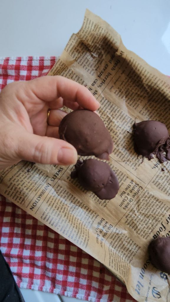 No bake chocolate sandwich cookie cheesecake balls
