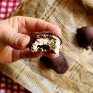 No bake chocolate sandwich cookie cheesecake balls