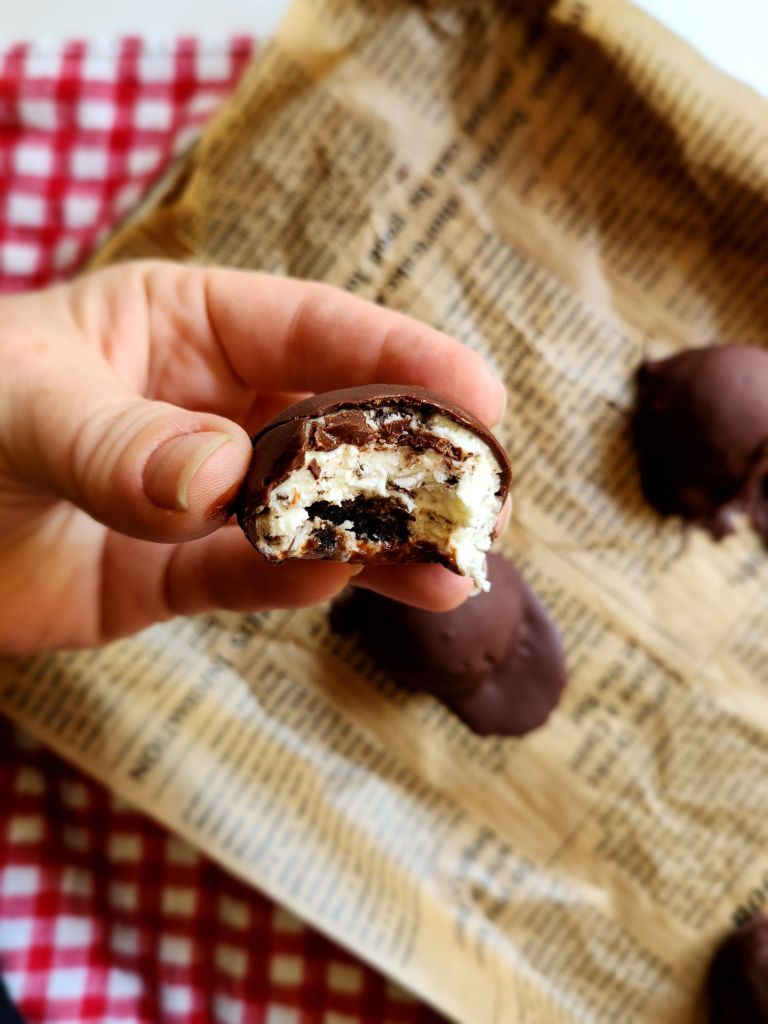 No bake chocolate sandwich cookie cheesecake balls